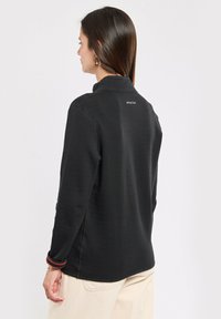 Schwarzer Sweatshirt mit einem Kragen-Halsausschnitt, langen Ärmeln, roten gestreiften Bündchen und einem kleinen Logo auf der Rückseite. Weicher, strukturierter Stoff.