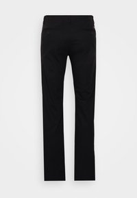 Svarta byxor med raka ben. Tillverkade av ett mjukt tyg, med två bakfickor med knappstängning.