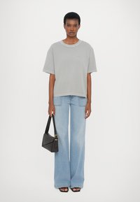 CLOSED RELAXED - Pamata T-krekls - mud grey