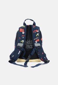 Donkerblauwe rugzak met kleurrijke vrachtwagenprints, gevoerde schouderbanden, een netterug en een lichtbruine basis. Voorzien van het logo "pick & PACK" op de achterkant.