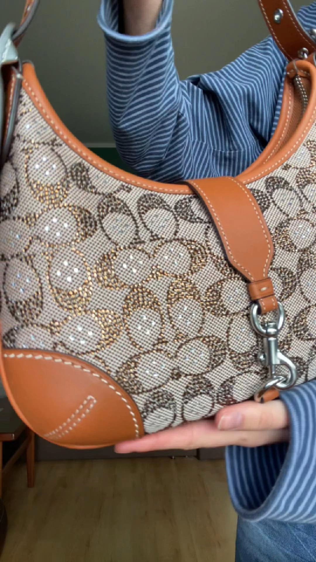 COACH HAMPTONS HOBO BAG IN CRYSTAL SIGNATURE JACQUARD - Handbag