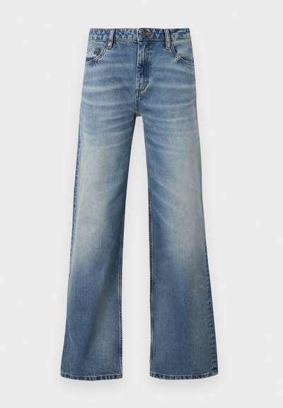 Jeans de perna larga, em azul claro, feitos de denim. Apresenta um design clássico de cinco bolsos, costura visível e um revestimento desgastado para adicionar textura.