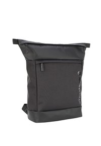 Sac à dos noir à rabat fabriqué en tissu durable, avec une fermeture supérieure lisse, une poche zippée à l'avant et un logo en relief sur le côté.