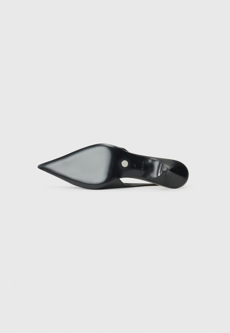 Zapato de tacón alto negro con punta afilada, material superior brillante y liso, y tacón de aguja estrecho. Parte inferior texturizada para un mejor agarre.