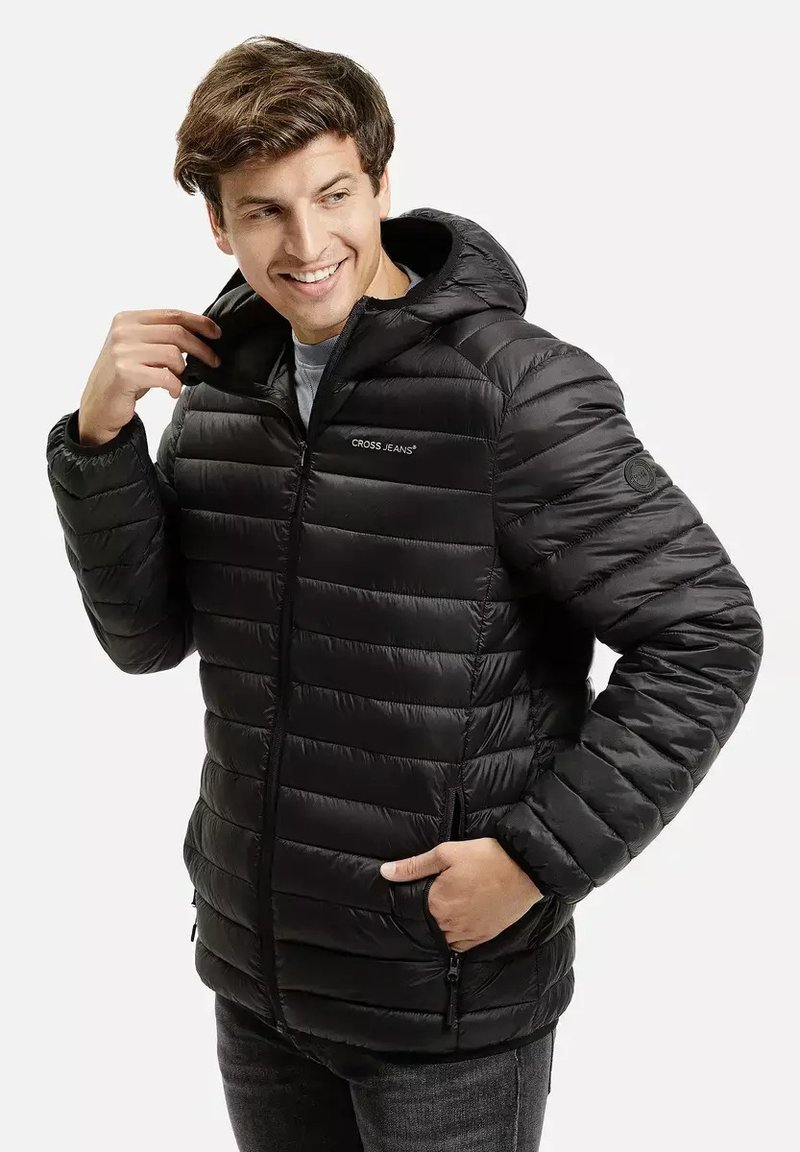 Czarna puchowa kurtka z kapturem, z poziomym pikowaniem, kieszeniami na zamek i haftowanym logo na piersi.
