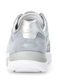 Lichtgrijze sneaker met een bovenwerk van suede, metallic zilveren accenten en een rubberen zool met textuur. Voorzien van een gevoerde kraag en een logo op de hak.