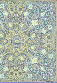 Bloemrijke paisley sjaal met ingewikkelde patronen in blauwe, groene en gele tinten, van soepel, lichtgewicht stof en afgeronde randen.