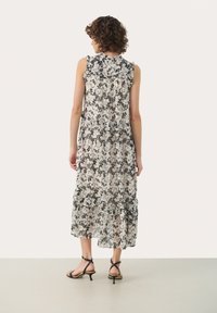 Rochie maxi dintr-un material subtire si transparent, cu un model floral negru si albastru, cu maneci volan, fusta in straturi si un decolteu inalt.