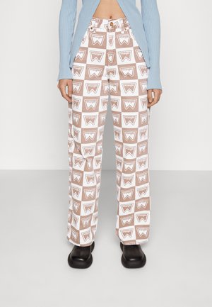 Pantalons à larges jambes avec un motif de logo intégral brun et blanc. Fabriqués en coton, ils possèdent une taille haute et une fermeture par bouton.