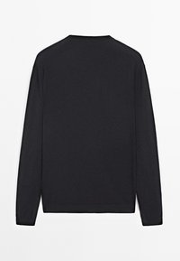Langärmliger schwarzer Pullover aus weichem Material mit rundem Halsausschnitt und gerippten Bündchen. Hat ein einfaches, unverschnörkeltes Design.