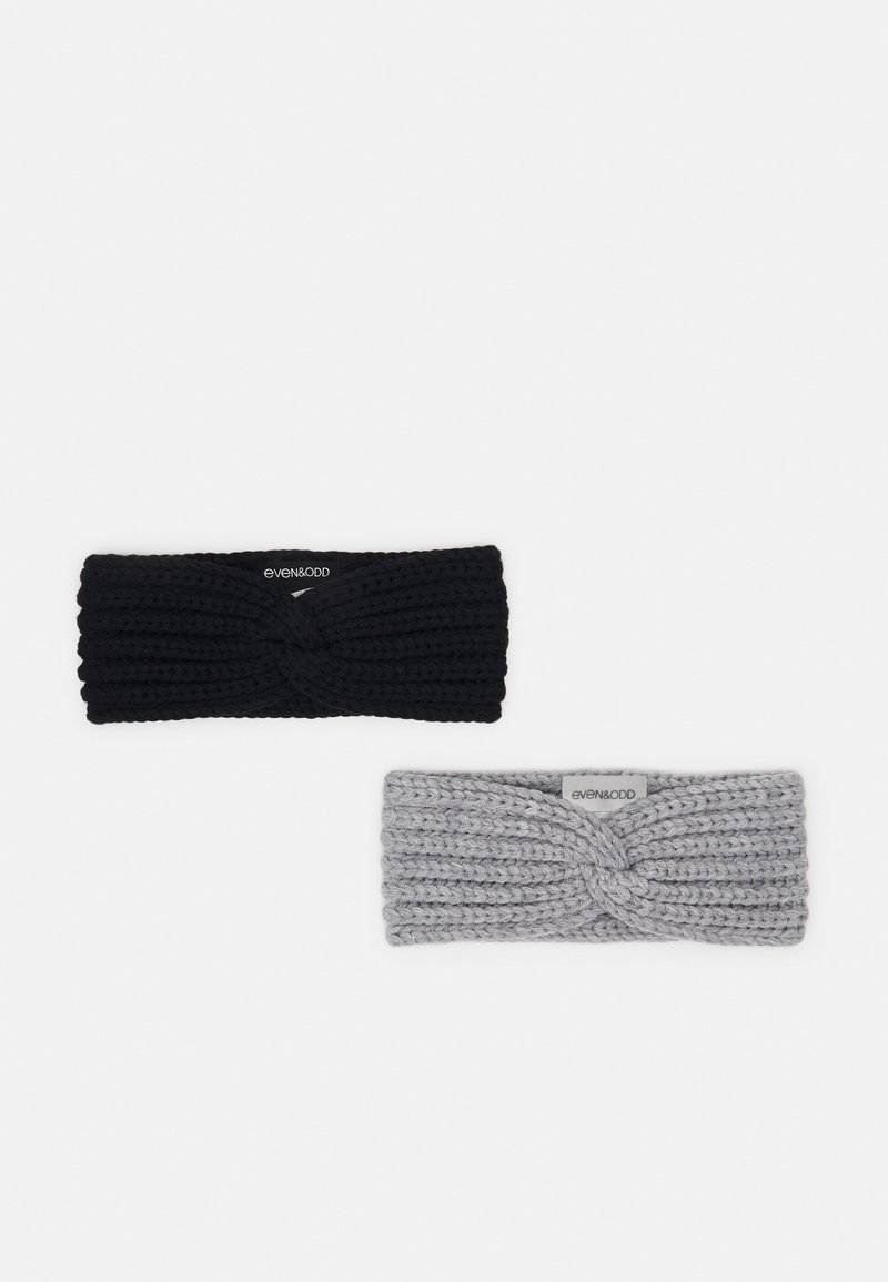 Deux bandeaux tricotés avec un détail torsadé, un noir et un gris, chacun avec une petite étiquette en tissu portant la mention even&odd.