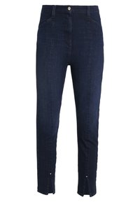 Pantalones de mezclilla azul oscuro con cintura alta, corte recto y aberturas en el dobladillo, con un cierre de botón metálico y bolsillos clásicos.