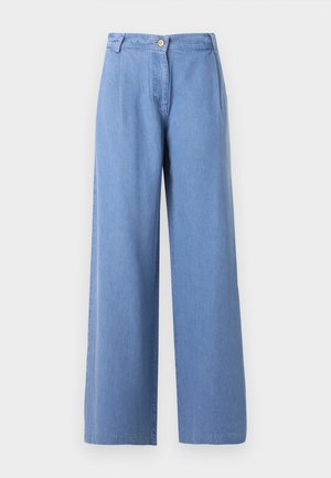 Hellblaue Jeans mit weitem Bein, vorne mit Knöpfen und Reißverschluss, vor weißem Hintergrund.