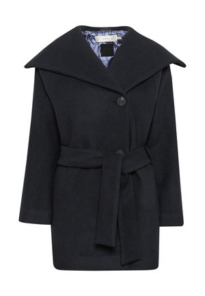 Melnas, teksturētas vilnas mētelis ar platu apkakli, priekšējo pogu aizdari un saskaņotu jostu. Apkaklē redzama unikāla rakstaina oderējuma detaļa.