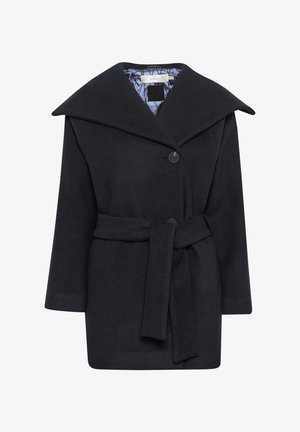 Fekete, struktúrált gyapjúkabát széles gallérral, elöl gombbal záródik, és azonos anyagú övvel rendelkezik. Egyedi mintás bélés látható a gallérnál.