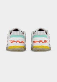 Λευκά αθλητικά παπούτσια με επάνω μέρος από δίχτυ, που διαθέτουν λεπτομέρεια σε πράσινο μέντας και έντονο λογότυπο «TOP-FLEX» σε πορτοκαλί. Κίτρινη σόλα με στίγματα.