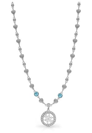Collier en argent avec des maillons alternés en forme de cœur et ronds, deux pierres précieuses bleues et un pendentif rond avec un motif découpé et des cristaux environnants.