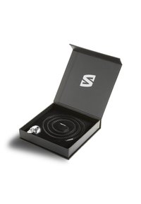 Schwarzer Ledergürtel mit geflochtenem Design, ausgestattet mit einer metallischen Schnalle in Form eines Schädels, präsentiert in einer strukturierten schwarzen Geschenkbox.