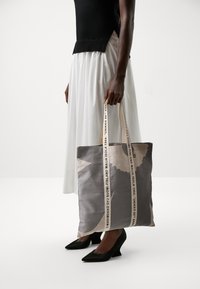 Marimekko CARRIER MIDI UNIKKO - Shopping bag - light grey