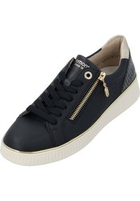 Baskets en cuir noir avec un laçage à l'avant, une fermeture zippée sur le côté et un panneau texturé à l'arrière. Elles possèdent une semelle striée blanche et des accents dorés.