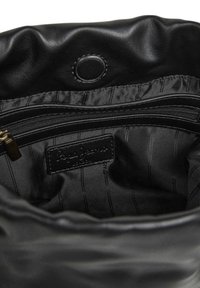 Juodos odinės rankinės vidus su dryžuota audinio pamušalu, užtrauktuku uždaroma kišenė ir prekės ženklą atitinkanti odinė etikete viduje.