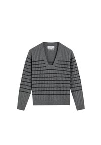 Grijze V-halstrui met ribbeltextuur. Beschikt over horizontale strepen in een donkerder grijs. Lange mouwen en een rechte zoom. Zachte gebreide stof.