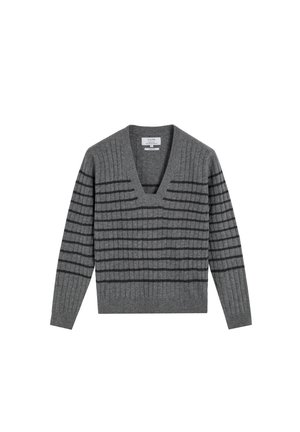 Suéter gris de cuello en V con textura acanalada. Presenta rayas horizontales en un gris más oscuro. Mangas largas y dobladillo recto. Material de punto suave.