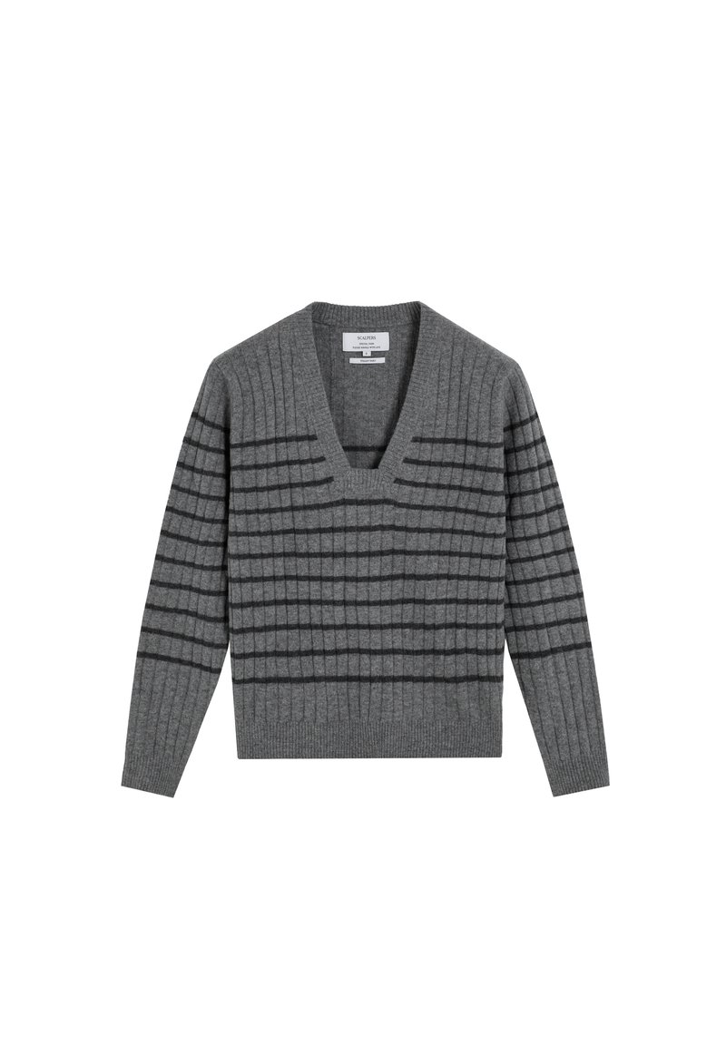 Grijze V-halstrui met ribbeltextuur. Beschikt over horizontale strepen in een donkerder grijs. Lange mouwen en een rechte zoom. Zachte gebreide stof.