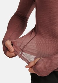 Langärmliges Sportoberteil in einem mauve Farbton, mit einer Wabenstruktur, Daumenlöchern an den Bündchen und einem leichten, atmungsaktiven Design.