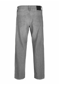 Jean en denim gris avec une coupe décontractée, présentant une jambe droite, deux poches arrière et une plaque de ceinture noire. Texture lisse.