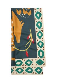 Kolorowy szalik z motywem brązowego konia, zielonych liści i czerwonych pąków na ciemnoniebieskim tle, obrzeżony jasnym wzorem i detalem z logo.