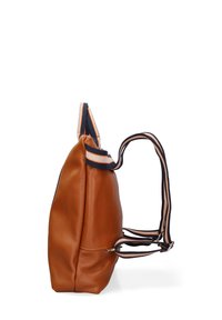 Zaino in pelle marrone con texture liscia, dotato di una tracolla a strisce blu e arancio e forma arrotondata. Dettaglio della cerniera laterale visibile.