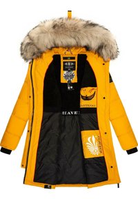 Gul pufferjakke med en aftagelig pelskrave, sort indvendig foring, flere lommer og dekorativ branding på forsiden og indvendigt.