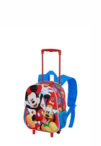 Mochila rodante roja que presenta a los personajes de Disney Mickey Mouse y Pluto, con correas azules y acentos de malla. Textura suave con patrones coloridos.