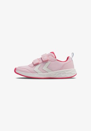 Roze kindersneaker met klittenbandsluitingen, wit chevronpatroon op mesh bovenwerk, gewatteerde witte zool en rode binnenvoering.