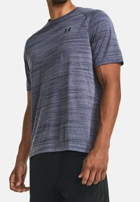 Herren Sport-T-Shirt mit kurzen Ärmeln in Dunkelblau mit strukturiertem Streifenmuster. Mit Rundhalsausschnitt und kleinem schwarzen Logo auf der Brust.