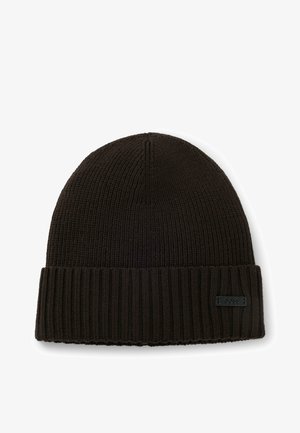 Berretto a maglia marrone con texture a coste, polsino piegato e una piccola etichetta nera con logo. Il design è semplice e aderente per garantire calore.