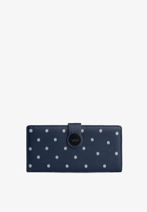 Marineblaues Lederportemonnaie mit weißen Polka-Dots, ausgestattet mit einem schwarzen Druckknopfverschluss und geprägt mit einem Logo. Rechteckige Form mit glatter Textur.