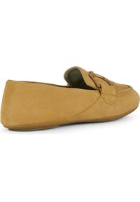 Mocassini in suede marrone chiaro con punta arrotondata. Presentano una patta decorativa e un accento con zip dorata. Suola in gomma flessibile.