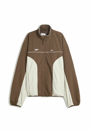 Giacca con zip marrone e beige con colletto alto, maniche lunghe, polsini elasticizzati e dettagli in piping bianco sul petto e ai lati.