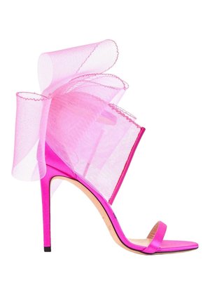 Sandale à talon haut rose vif avec une bride simple sur les orteils et un grand nœud en mesh rose translucide enroulé autour de la bride de la cheville.