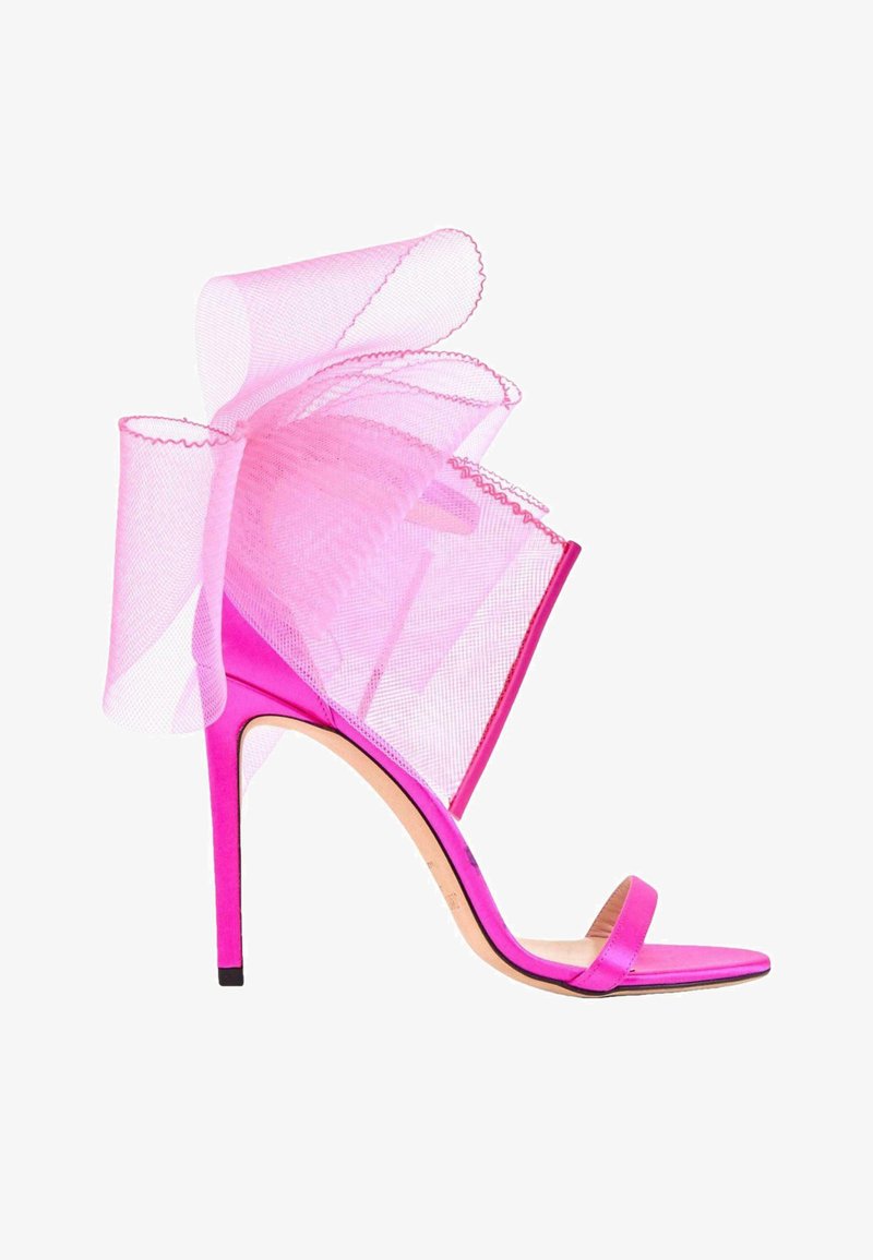 Sandale à talon haut rose vif avec une bride simple sur les orteils et un grand nœud en mesh rose translucide enroulé autour de la bride de la cheville.