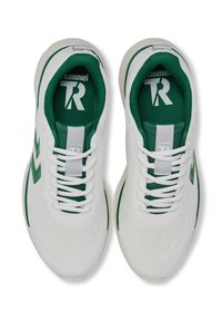 Białe buty sportowe z zielonymi akcentami, teksturowana siateczkowa cholewka, płaskie sznurowadła oraz wyraźne logo na języku i boku.