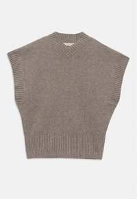 Tannfarbene gestrickte ärmellose Sweater-Weste mit V-Ausschnitt und geripptem Kragen, Armausschnitten und Saum auf weißem Hintergrund.