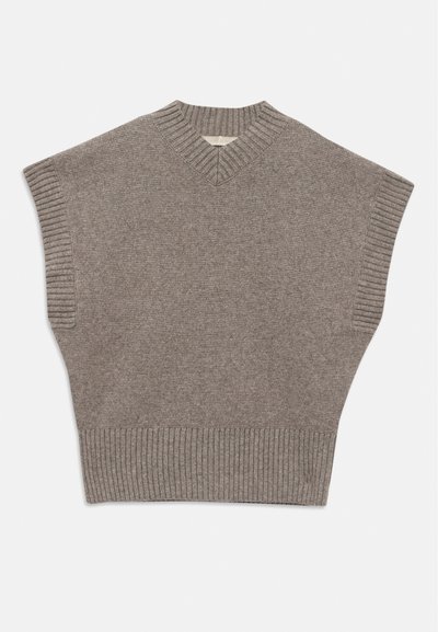 Gilet sans manches en tricot taupe avec décolleté en V et col, emmanchures et ourlet côtelés sur un fond blanc.