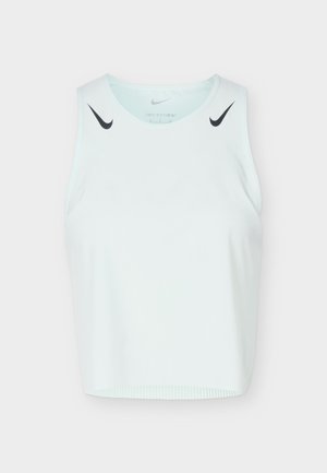 Canotta sportiva bianca senza maniche con due loghi Nike Swoosh neri vicino alle spalle e scollo rotondo.