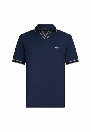 Marineblaues Polohemd mit V-Ausschnitt, kontrastierendem sandfarbenem Kragen und Ärmeln sowie gesticktem Logo auf der Brust. Hergestellt aus weichem Stoff.