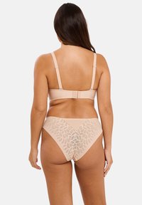 Nude lingerieset met een beha van gladde stof met verstelbare bandjes en een bijpassend slipje met een bladerenpatroon van kant aan de achterkant.