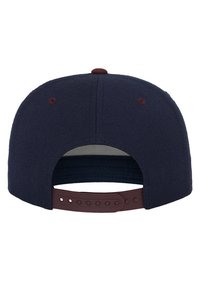 Dunkelblaues Cap aus strukturierter Stoff, mit flachem Schirm und einem weinroten verstellbaren Snapback-Verschluss. Futter innen mit glatter Textur.