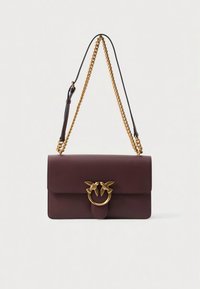 Τσάντα ώμου από δέρμα μπουρντό με χρυσές κατασκευές που απεικονίζουν πουλιά και κυκλικό μεταλλικό διακοσμητικό στοιχείο. Διαθέτει αποσπώμενο λουράκι αλυσίδα και ομαλή υφή.